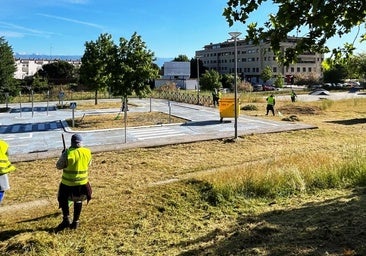 Avanzan los trabajos de desbroce en diferentes zonas del casco urbano