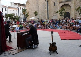 'Mundo Costrini cerró las actuaciones del jueves en la plaza de España