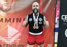 Goyo Expósito con las dos medallas colgadas del cuello