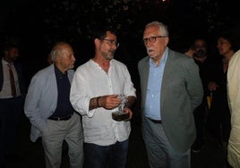 Ganador, finalistas, miembros del jurado y autoridades tras la entrega del premio