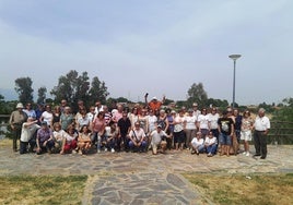 Foto de familia de los participantes en la convivencia