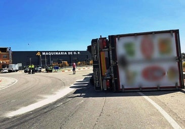 Un camión vuelca en la rotonda de El Gallo y derrama combustible