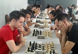 Concentración máxima ante el tablero