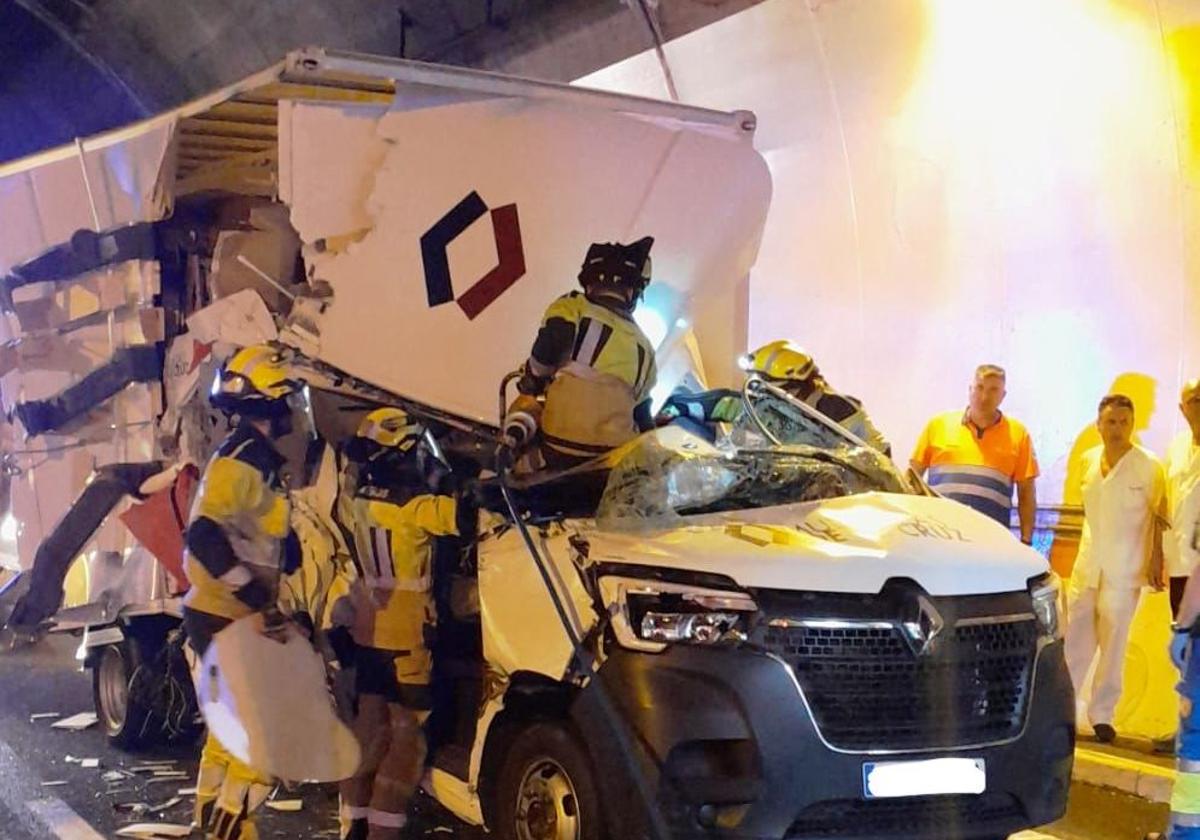 Los bomberos del SEPEI rescatan al conductor de un camión que volcó en los túneles de Miravete