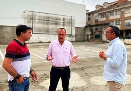 El alcalde y los concejales Javier Porras y Benito Pineda con la pantalla del cine al fondo