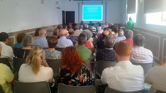 La presentación de la 'Obra poética' de Manuel Gómez llena la Fundación Concha