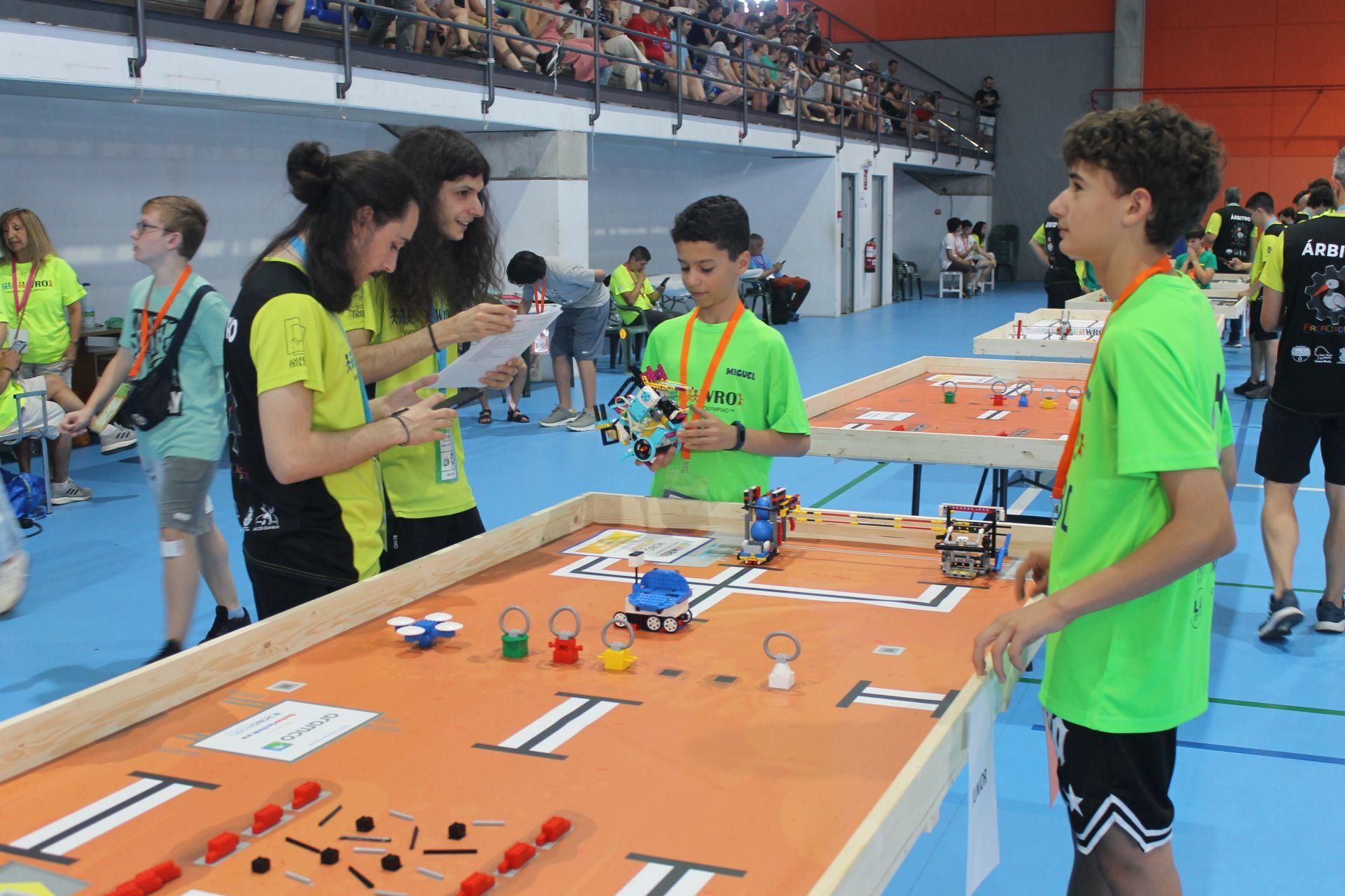 La robótica educativa 'toma' el pabellón Antonio Jara
