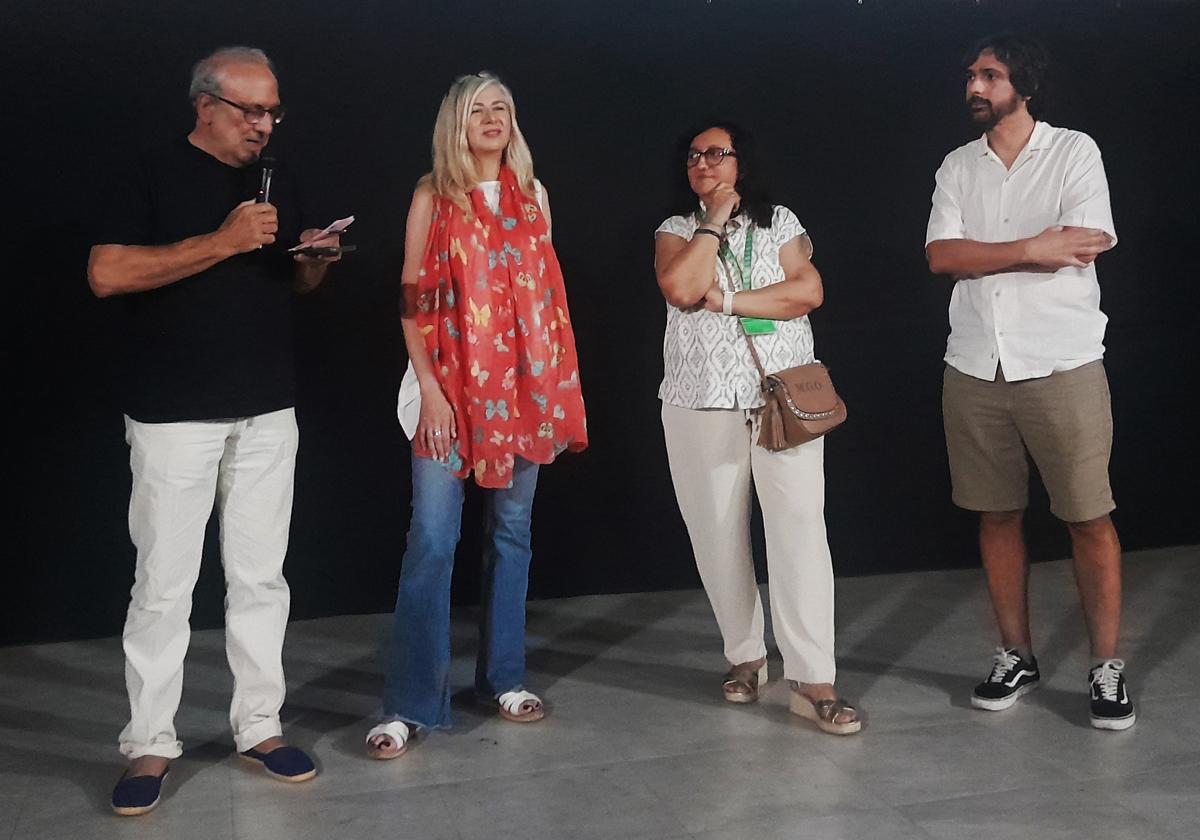 Miguel Ángel García de la Calera, a la derecha, minutos antes de la proyección
