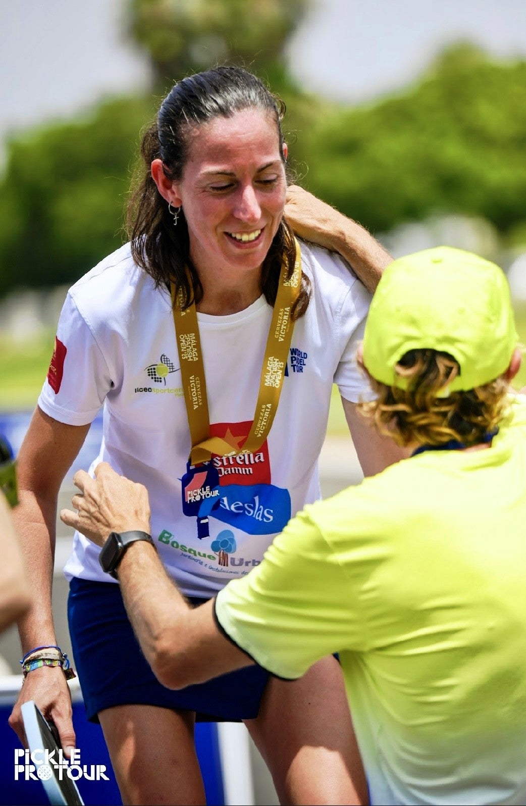 María Jesús recibiendo una de sus medallas
