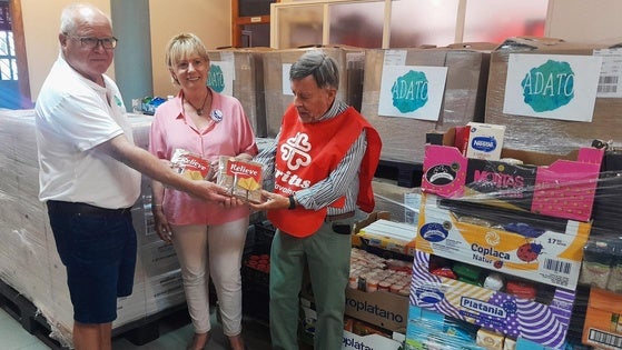 El Banco de Alimentos y Cáritas reciben 23.000 kilos de galletas de ADATO