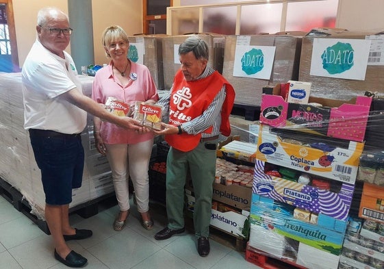 El Banco de Alimentos y Cáritas reciben 23.000 kilos de galletas de ADATO