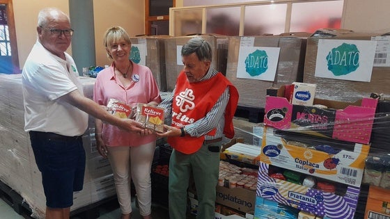 La asociación ADATO dona más de 23.000 kilos de galletas