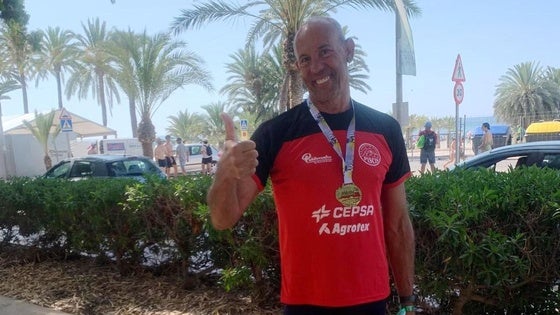Jesús Manjón, del CD Piscis, completa la travesía a nado Tabarca-Santa Pola