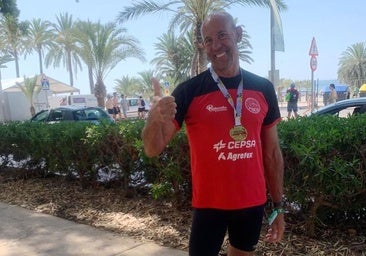 Jesús Manjón, del CD Piscis, completa la travesía a nado Tabarca-Santa Pola