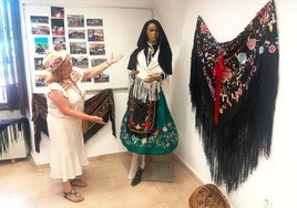 Angelines Sánchez Méndez muestra el primer traje que lució El Encinar