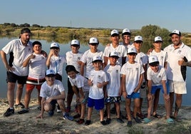 Los participantes en el campamento con sus monitores