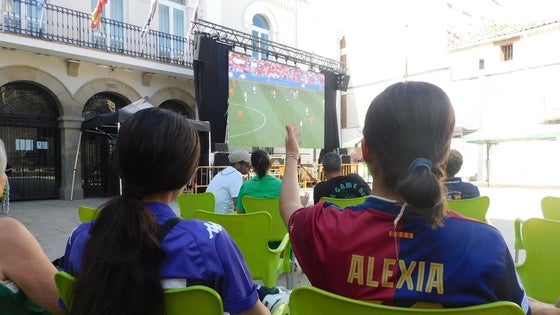 El calor frena la animación a la selección femenina en la plaza de España