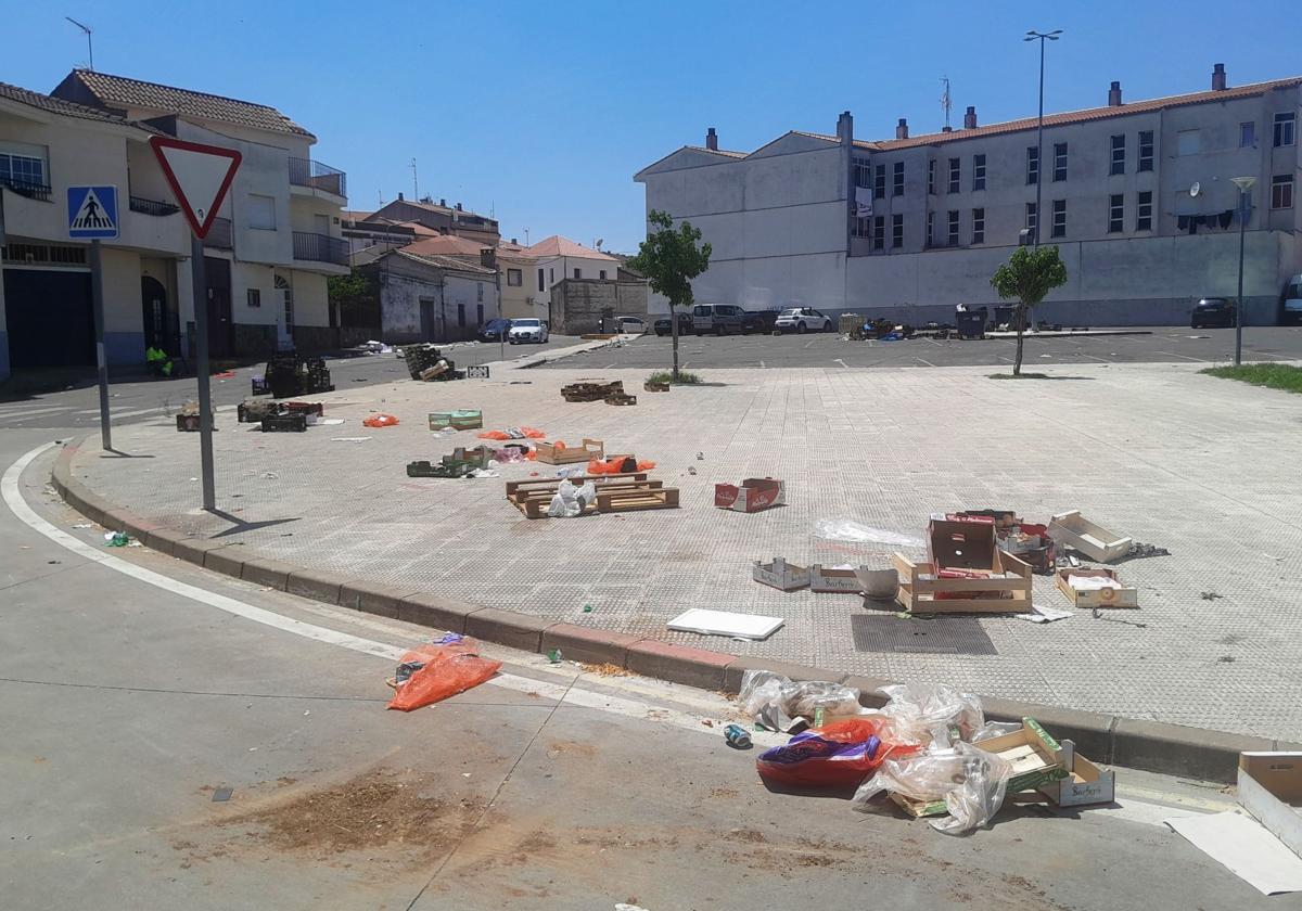 Basura en la calle tras la finalización del mercadillo