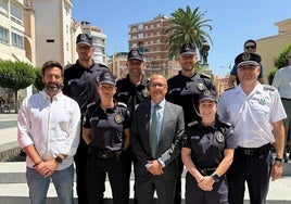 Los nuevos agentes con el alcalde, el concejal del área y el subinspector de la Policía Local