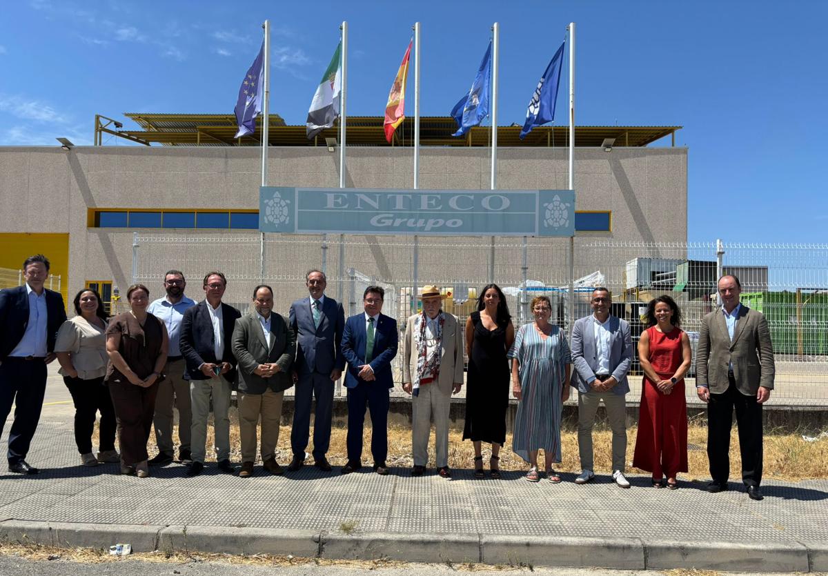 Foto de familia de los dirigentes y los responsables de la empresa tras la visita