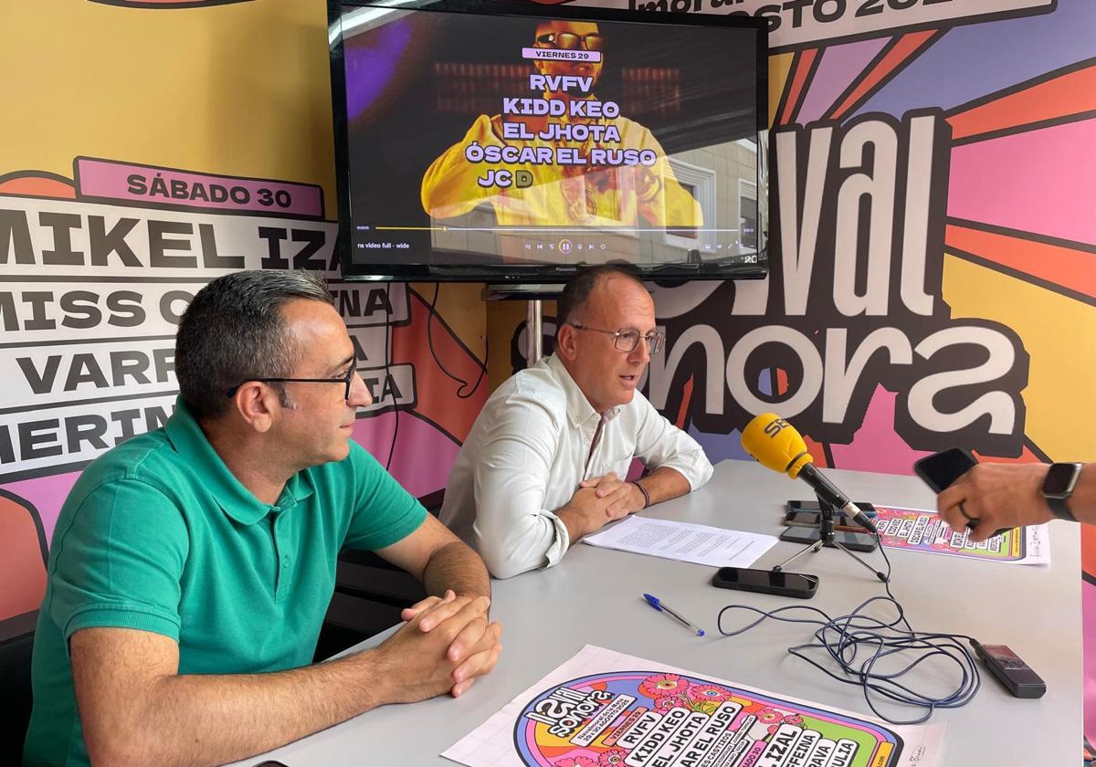 El alcalde en la presentación, junto con el concejal Benito Pineda