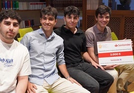 Alfredo Sánchez-Fuentes, con el cheque, junto a Pablo Martín