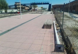 Esta farola lleva meses caída y sin retirar