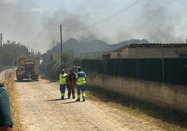 Tres bomberos afectados en el incendio iniciado en las traseras de la ITV