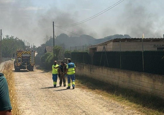 Tres bomberos afectados en el incendio iniciado en las traseras de la ITV