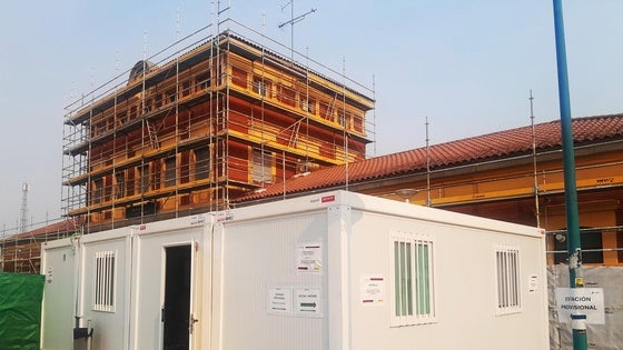 Un edificio provisional atiende a los viajeros del tren