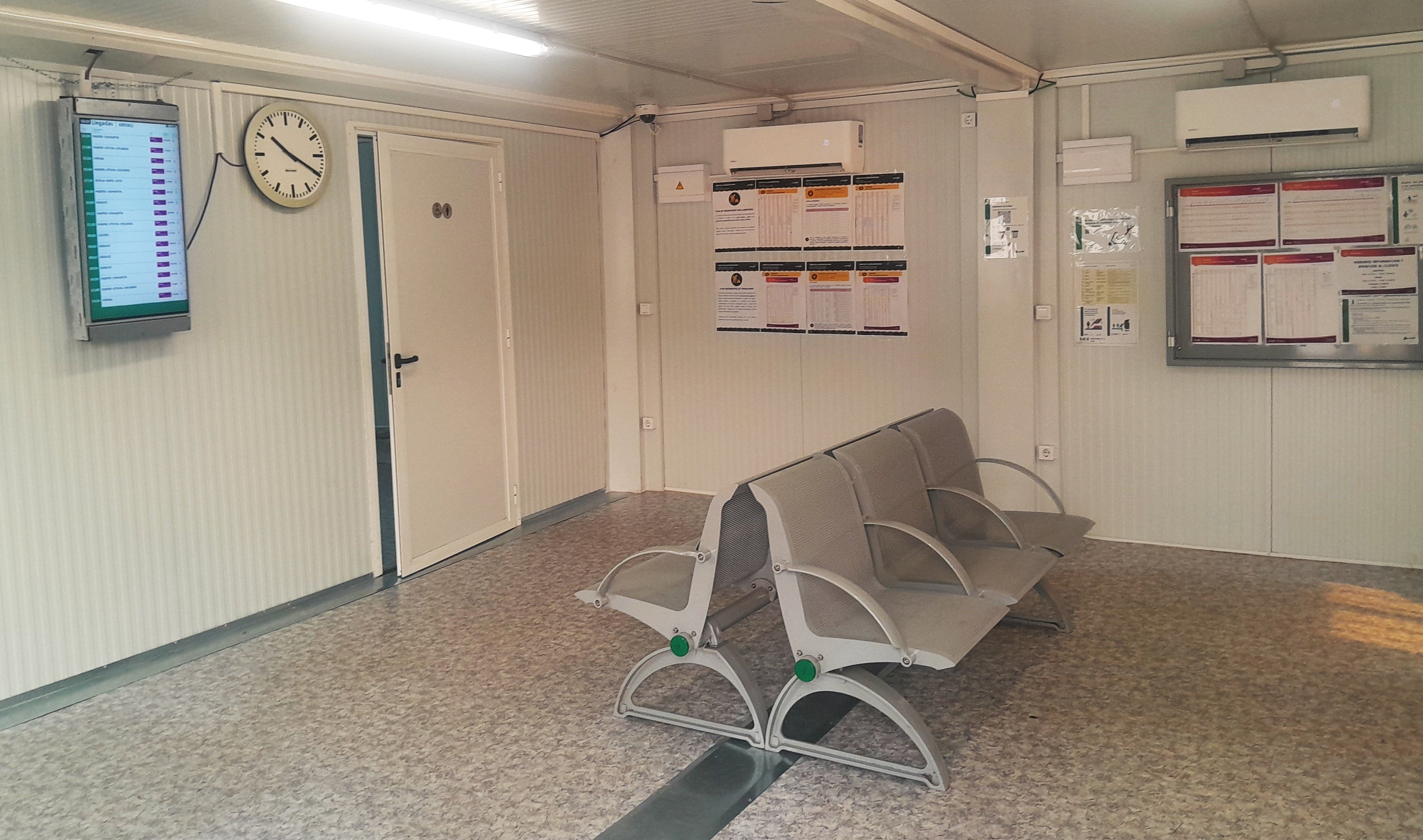 Interior del local provisional