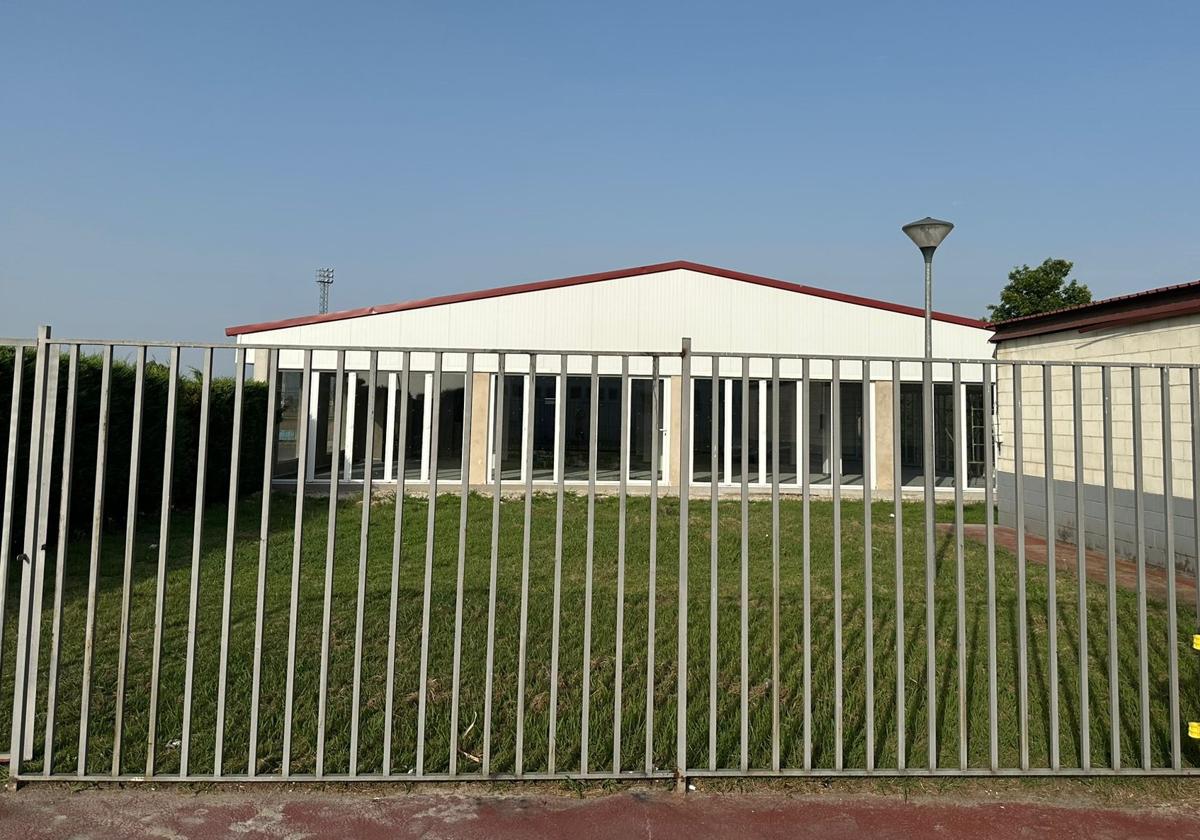 Renovada imagen del bar de la piscina municipal, tras tres años cerrado