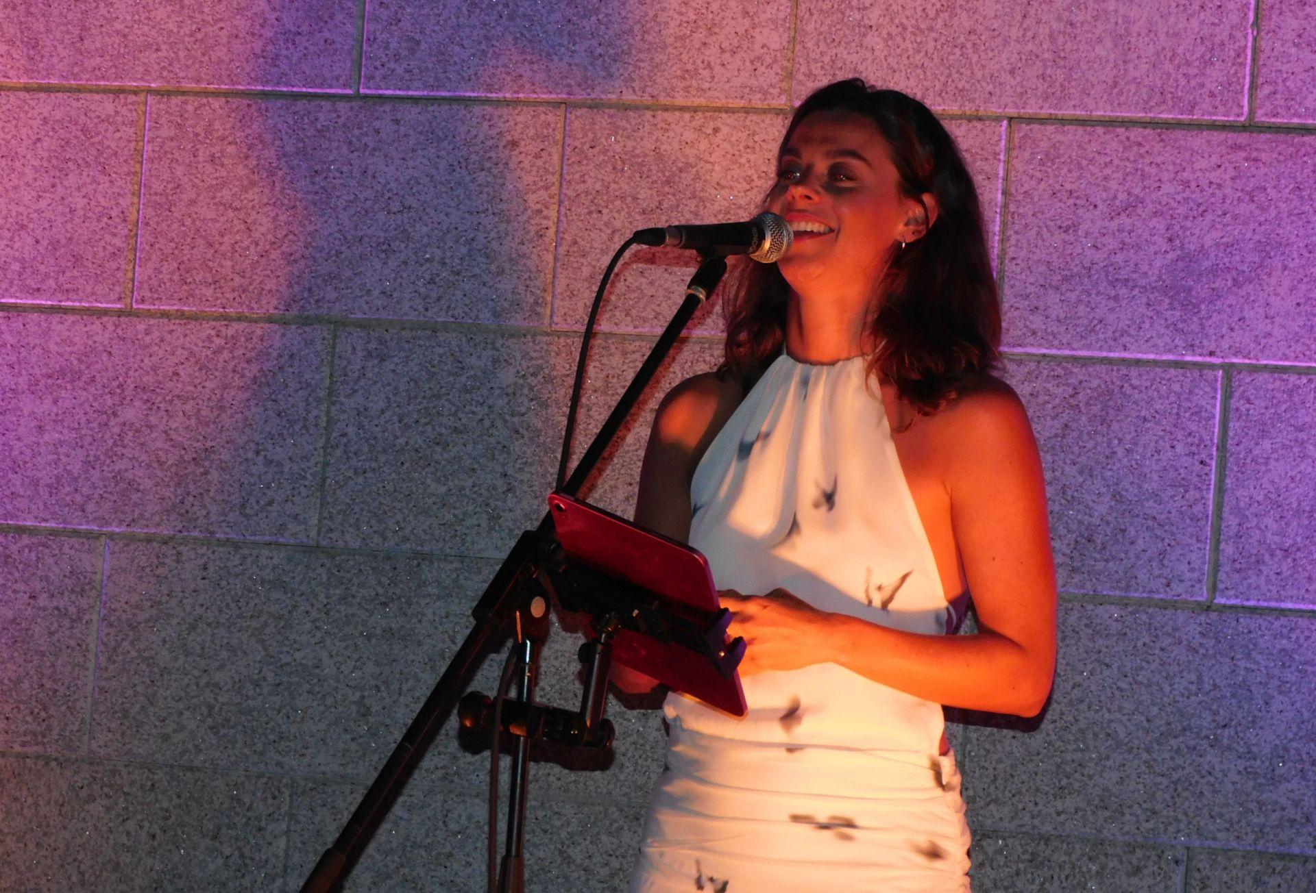La actriz y cantante Clara Alvarado, profeta en su tierra