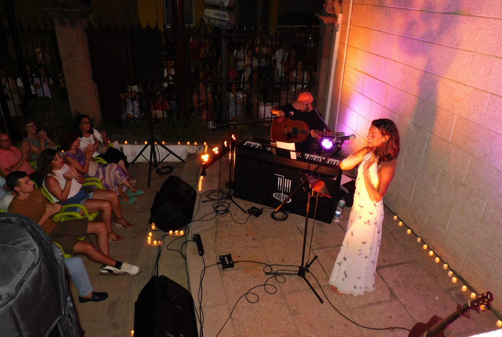 La actriz y cantante Clara Alvarado, profeta en su tierra