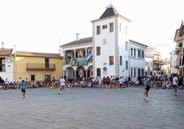 Los muros de la iglesia hacen de singular frontón