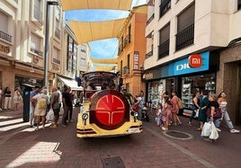 Un tren turístico promociona el comercio local