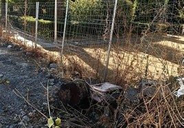 Maleta abandonada junto al parque municipal