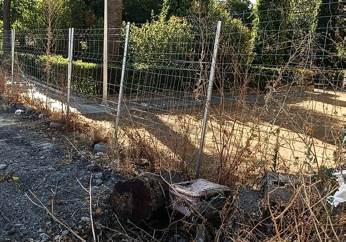 Maleta abandonada junto al parque municipal