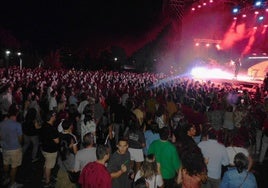 Ambiente del festival durante la actuación de Mikel Izal