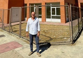 El alcalde, Enrique Hueso, junto al edificio de la residencia sin uso