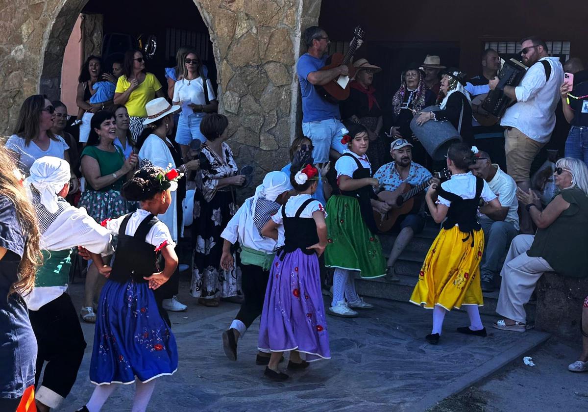 Ambiente festivo en la charca Mayen