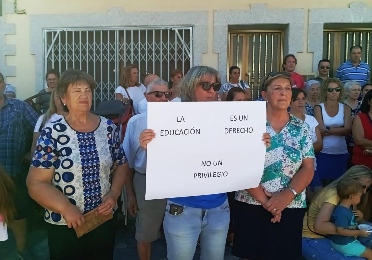 Moviliación vecinal en la plaza de Deleitosa