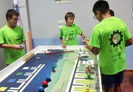 Uno de los equipos que estarán en Cáceres en plena tarea con los robots
