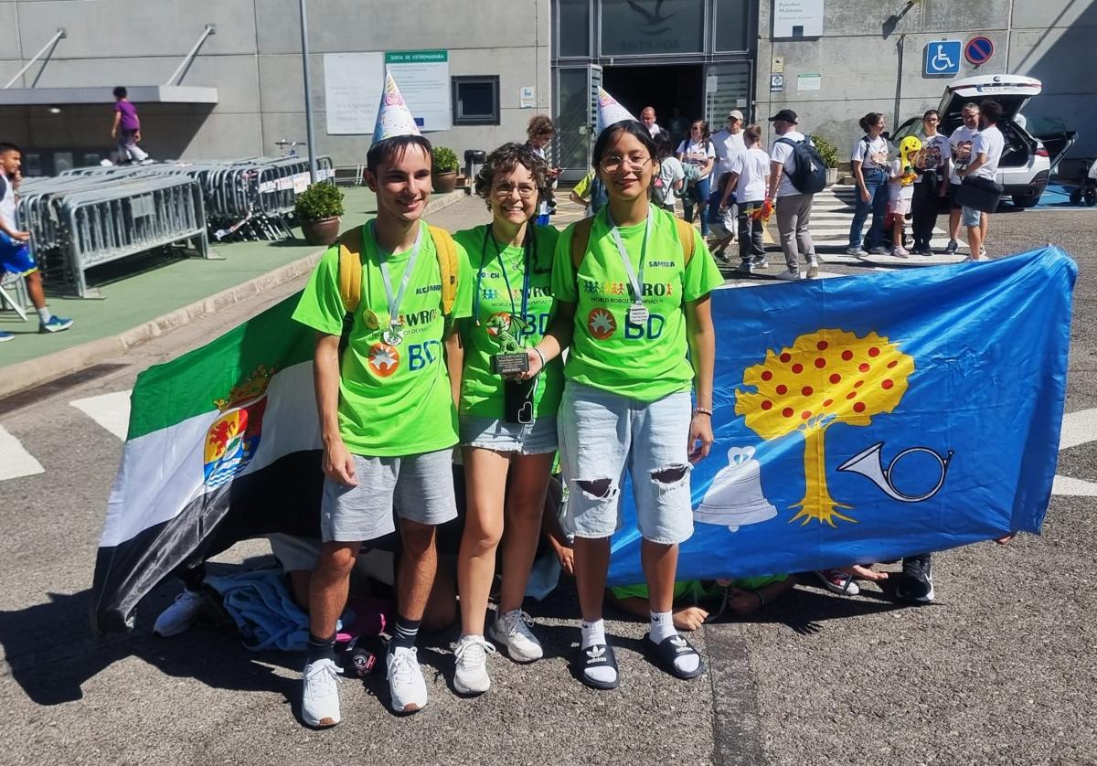 Alejandro González, Mayte Bravo y Yelena Samira de la Cruz tras conseguir la primera plaza
