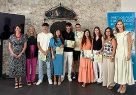 Los jóvenes galardonados entre políticas y docentes