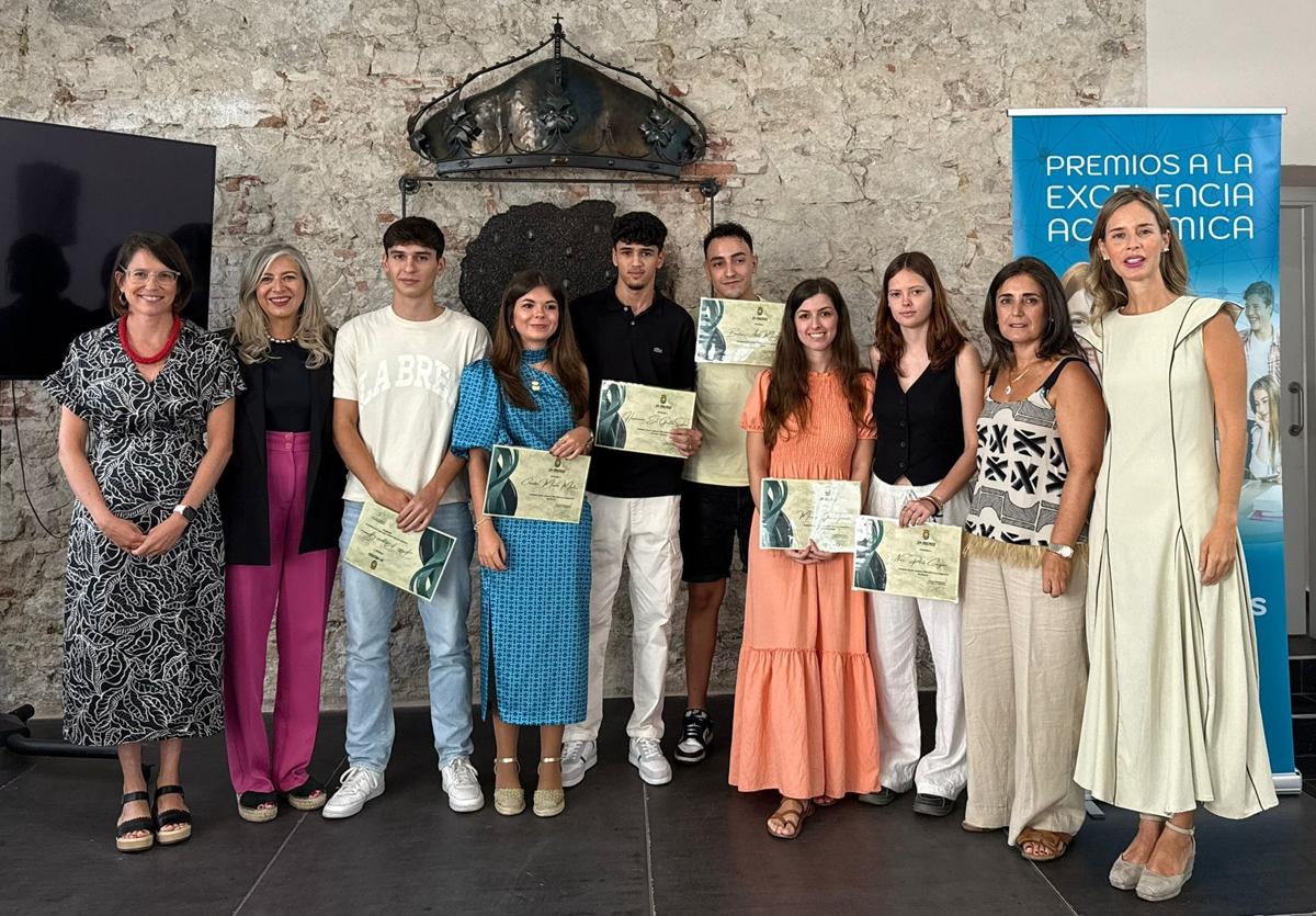 Los jóvenes galardonados entre políticas y docentes
