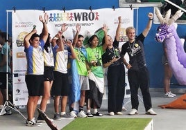 Alejandro y Samira en el centro festejando el triunfo