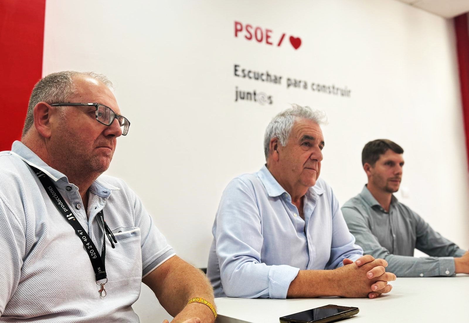 Representantes del Círculo Empresarial Moralo en la sede local del PSOE