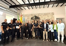 Foto de familia de galardonados y autoridades municipales