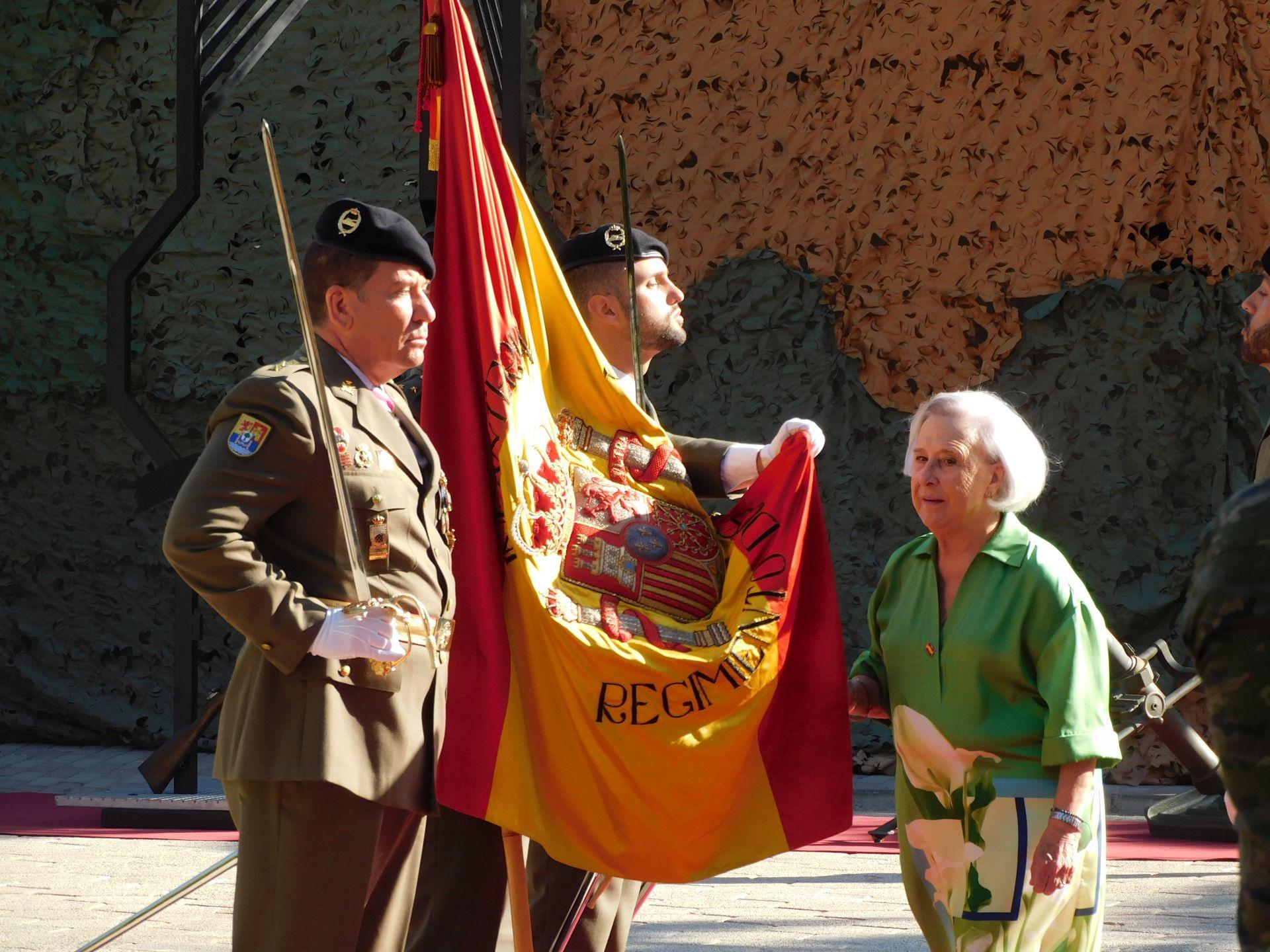 Unos 200 'jurandos' protagonizan una emotiva jura de bandera para personal civil